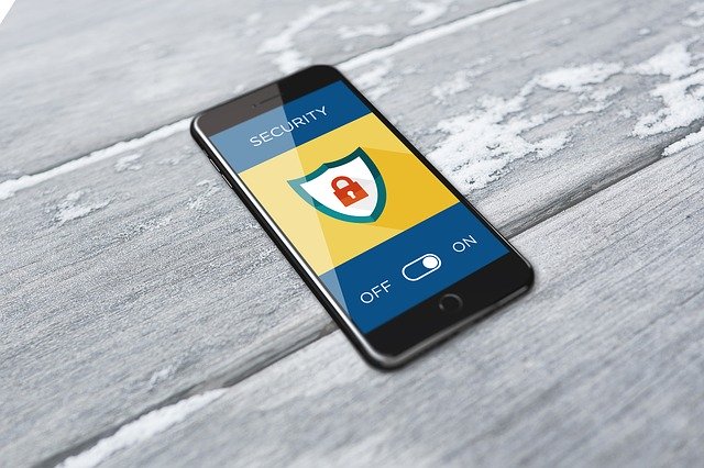 VPN vertailussa turvallisuus tärkeää, kuvassa lukko puhelimessa
